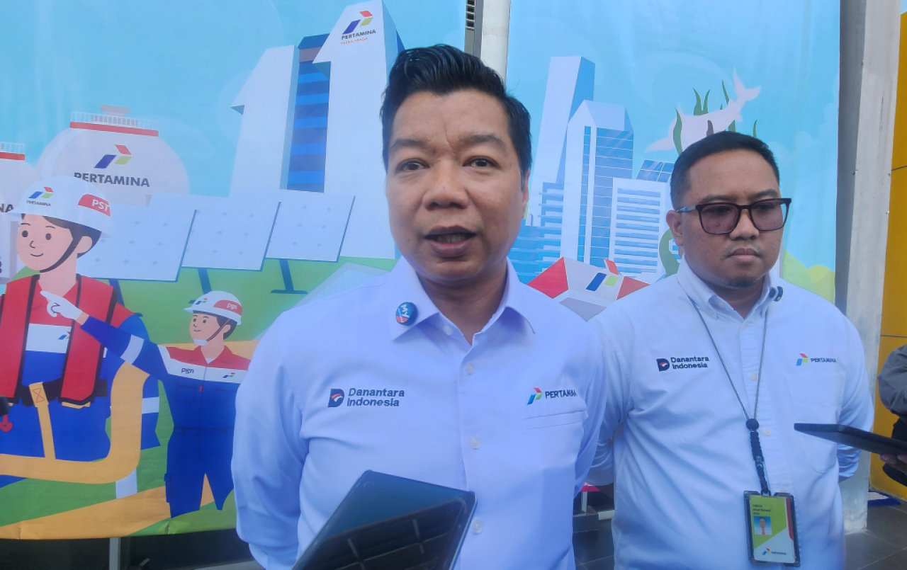 Corsec Pertamina Patra Niaga Roberth Marcelino Verieza Dumatubun (kiri) di sela-sela gelaran PGTC 2026 di ITS. FOTO : Peni Widarti