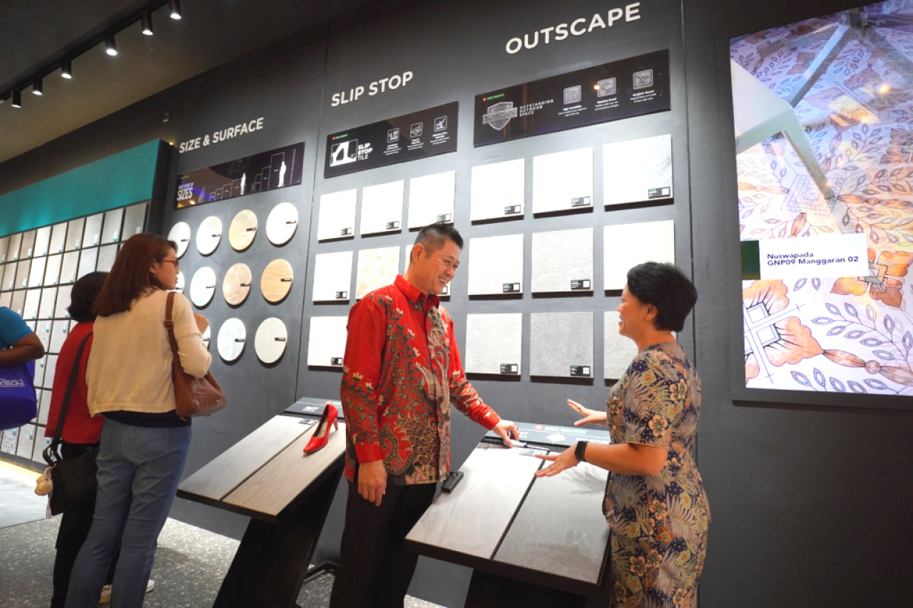 CEO Niro Granite Indonesia Jimmy Liew bersama GM Marketing Niro Granite Indonesia Desi Natalia mengunjungi booth Niro Granite  di ajang IBT 2026 di Grand City Surabaya. Foto : ist