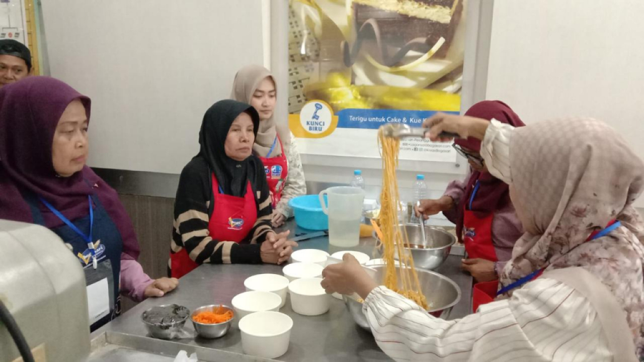 Program pelatihan membuat produk berbasis tepung terigu oleh Bogasari Baking Center Surabaya. Foto : Bogasari