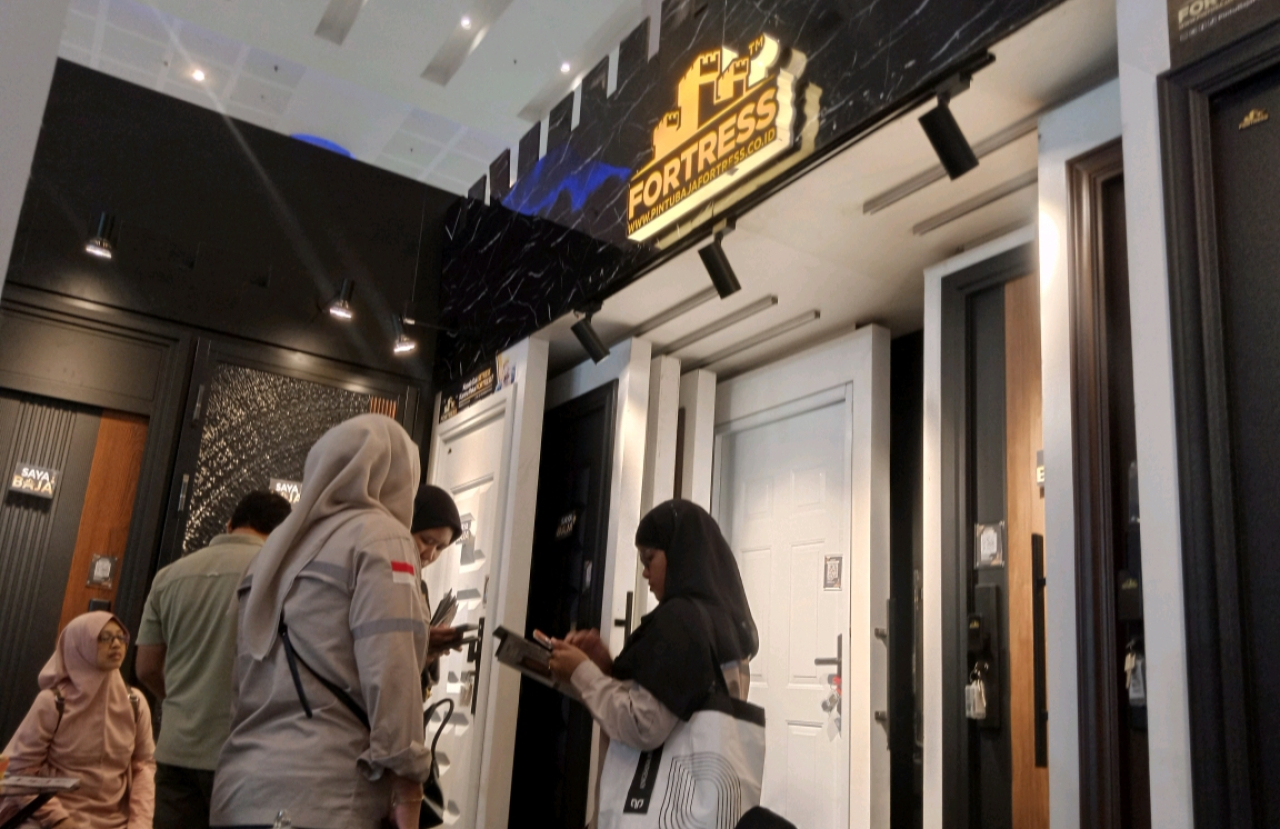 PT Jaya Bersama Saputra (JBS) memperkuat pasokan pintu baja Fortress ke berbagai wilayah Indonesia, termasuk Jawa Timur. ( Foto : Dok. Jatimkini.com )