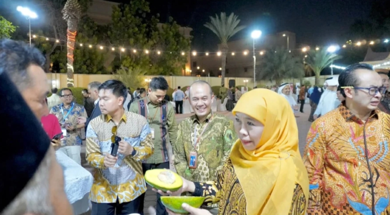 Gubernur Jawa Timur Khofifah Indar Parawansa didampingi Dirut Bank UMKM Jatim Irwan Eka Wijaya meninjau tenant Desa Wisata Jambu Kediri saat Misi Dagang Jatim di Jeddah, Arab Saudi.