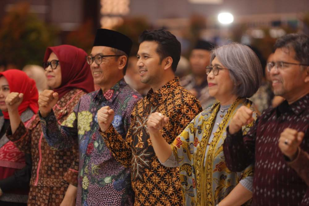 Kepala BI Jatim Ibrahim (kedua kiri) dan Wagub Jatim Emil E. Dardak (ketiga kanan) dalam Closing FESyasr Jawa 2026. Foto : BI