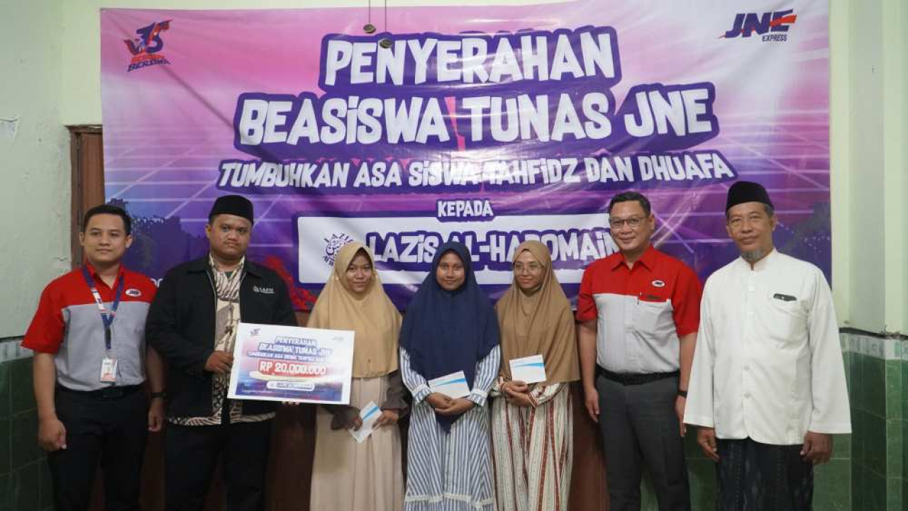 JNE menyalurkan beasiswa Tunas untuk siswa tahfidz berprestasi dan dhuafa di Jatim. Foto : JNE