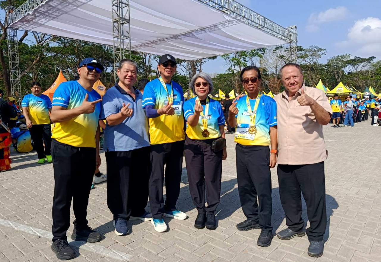 CEO Susanti Megah, Hermawan Susanto (tiga dari kiri) di sela Run Festival sebagai ajang HUT perusahaan ke-48. (foto: Rochman Arief/jatimkini.com)