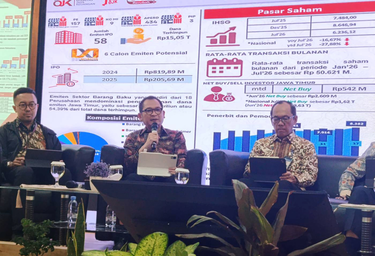 Plt Kepala OJK Jawa Timur, Horas Tarihoran. (Foto: Rochman Arief/jatimkini.com)