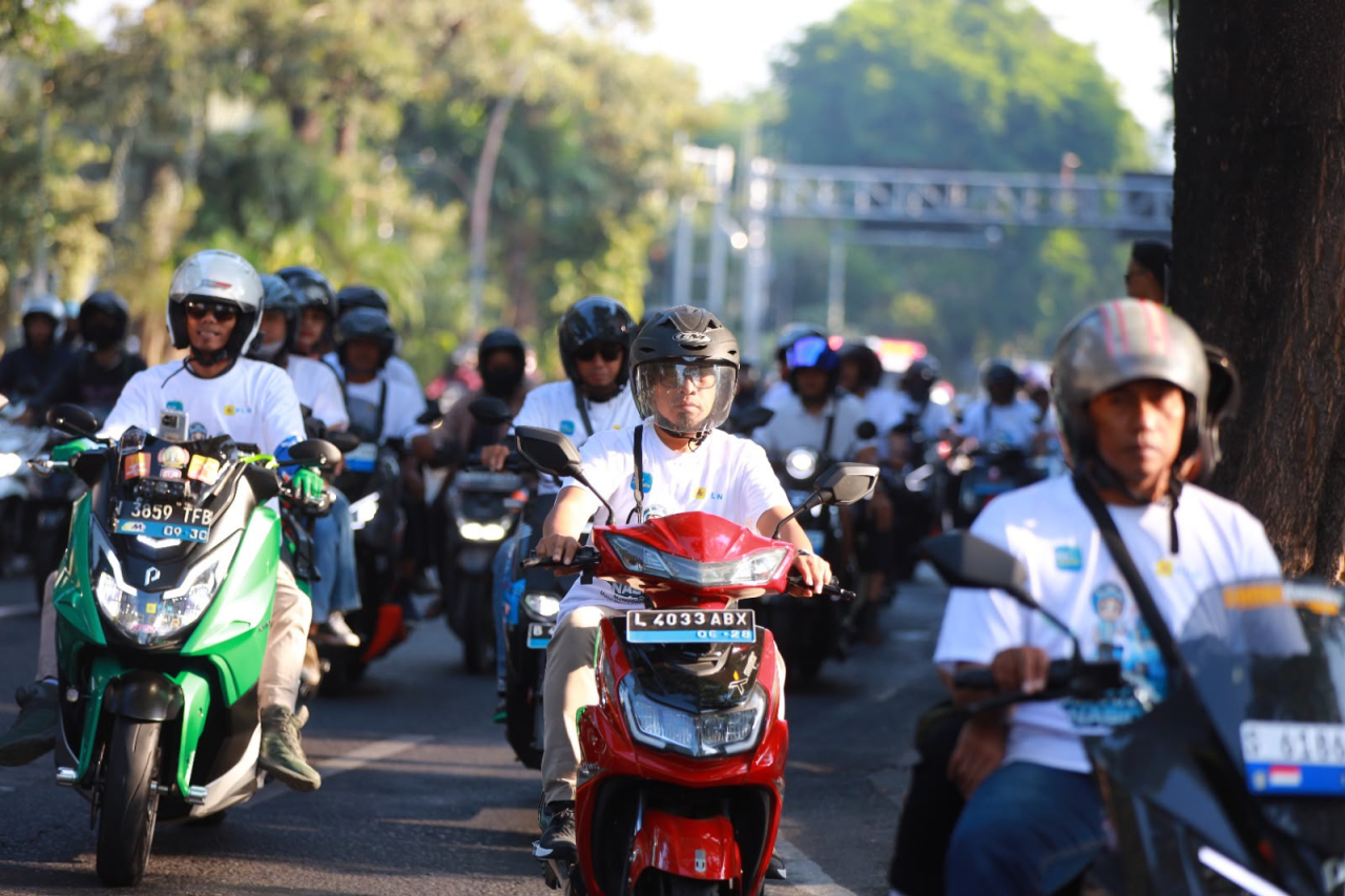 PLN UID Jatim Rayakan Hari Pelanggan Nasional 2026 dengan Konvoi Motor Listrik