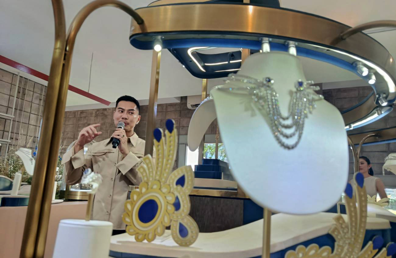 GM MONDIAL, Lesli Cristian Saputra memperkenalkan koleksi MONDIAL Gala yang sudah terjual. (Foto" Rochman Arief/jatimkini.com)