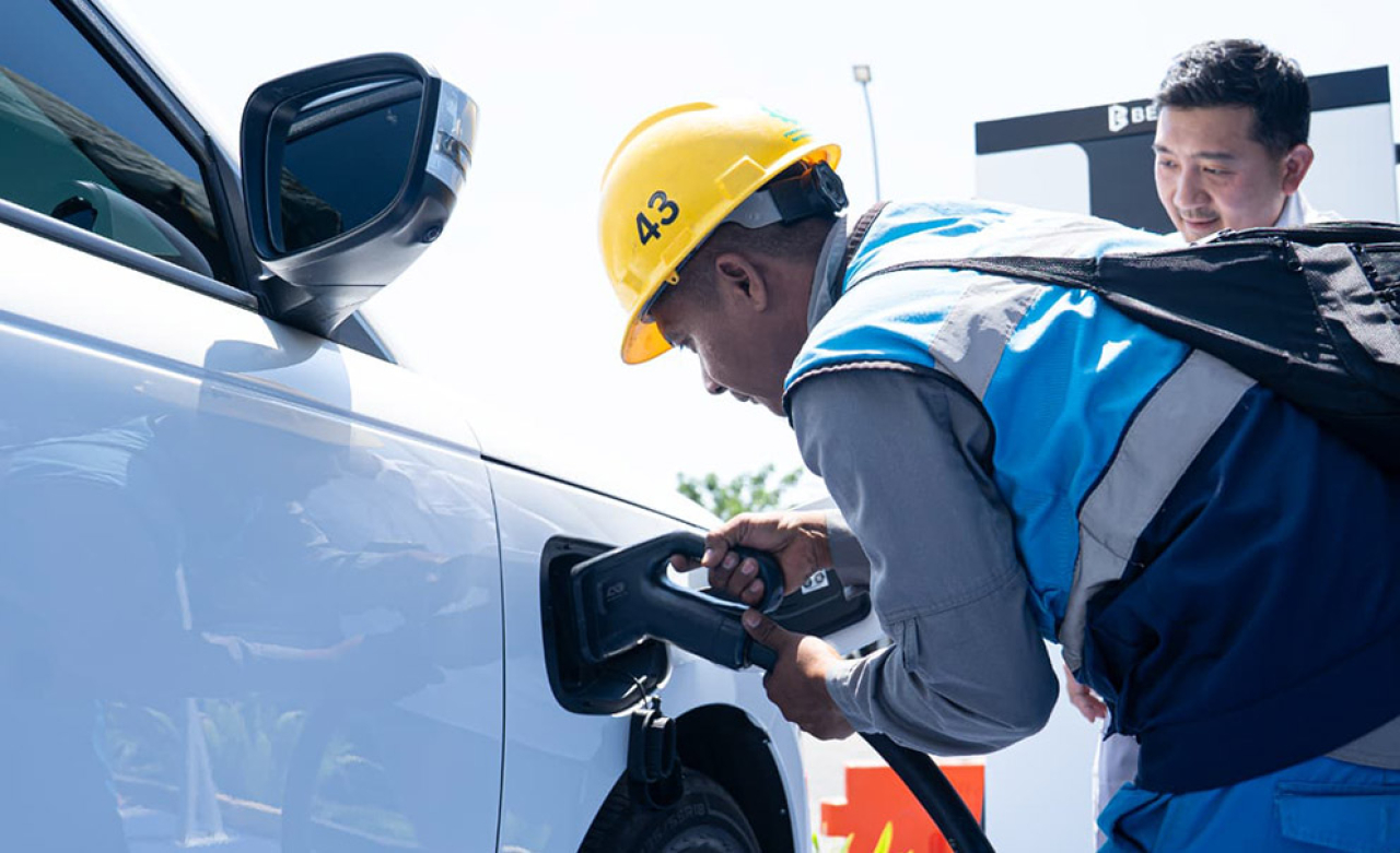 Petugas SPKLU sedang membantu pengisian Mobil EV di Citraland Surabaya.