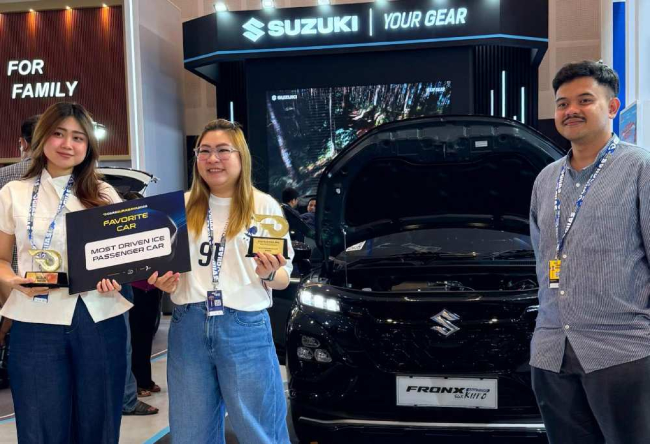 Penyerahan penghargaan kepada Suzuki dalam momen GIIAS Surabaya 2026. Foto : Suzuki