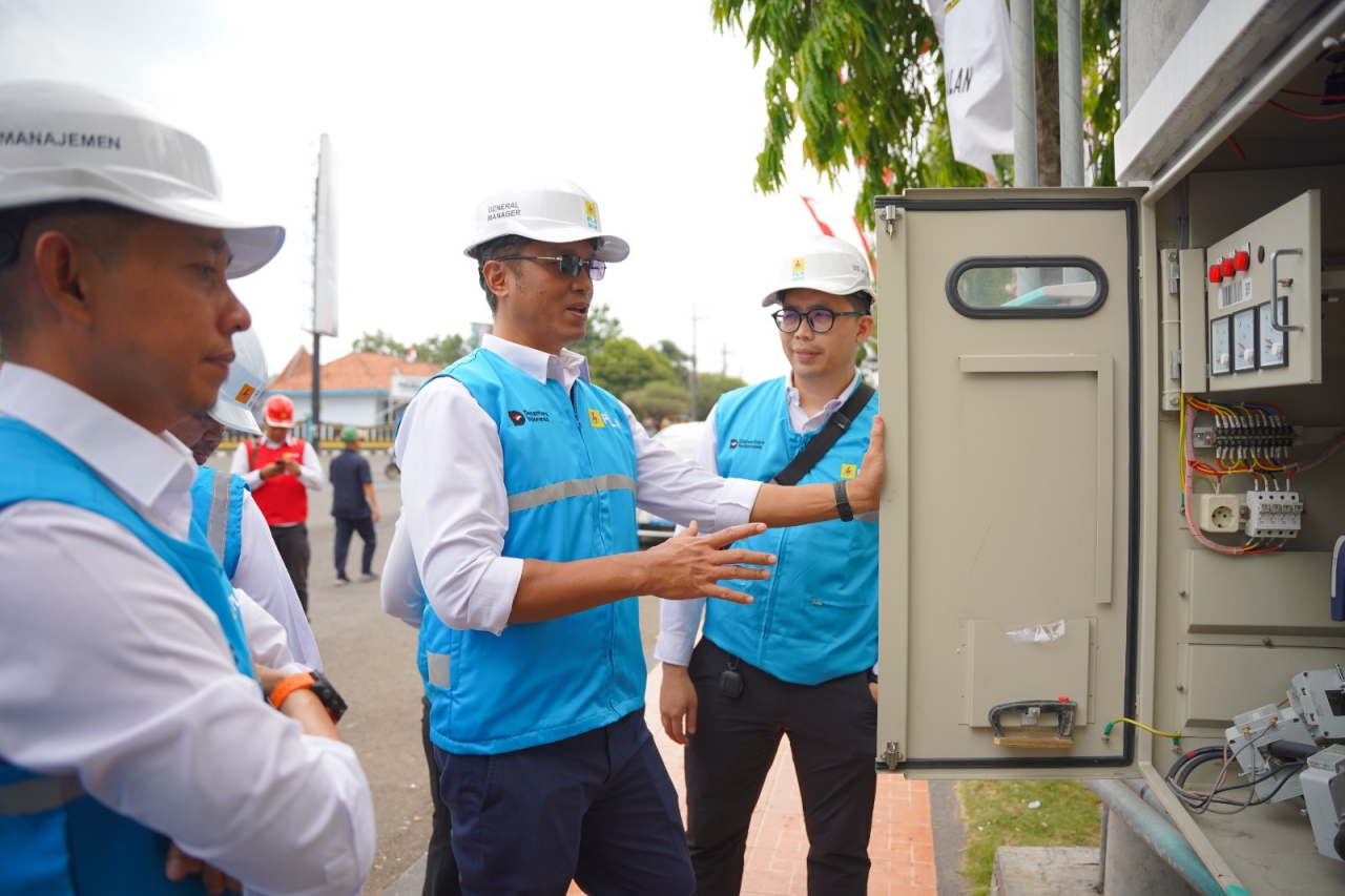 General Manager PLN UID Jawa Timur, Eric Rossi Priyo Nugroho, meninjau perangkat kelistrikan dalam rangka implementasi Pilot Project Online Monitoring Performance (OMP) di ULP Bangkalan.
