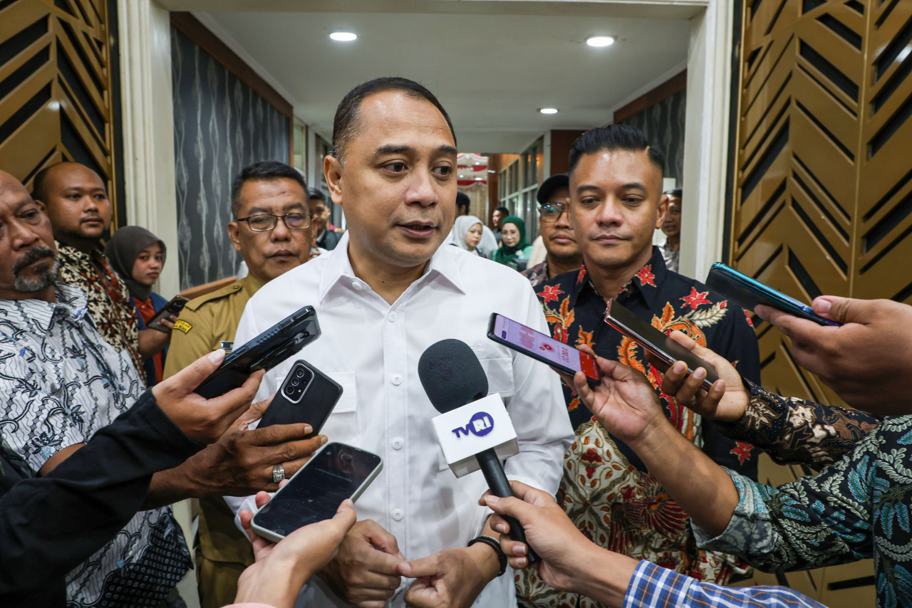 Wali Kota Surabaya Eri Cahyadi (tengah) Bersama Ketua Koni Surabaya (kanan) ( Foto : Pemkot Surabaya for Jatimkini.com )