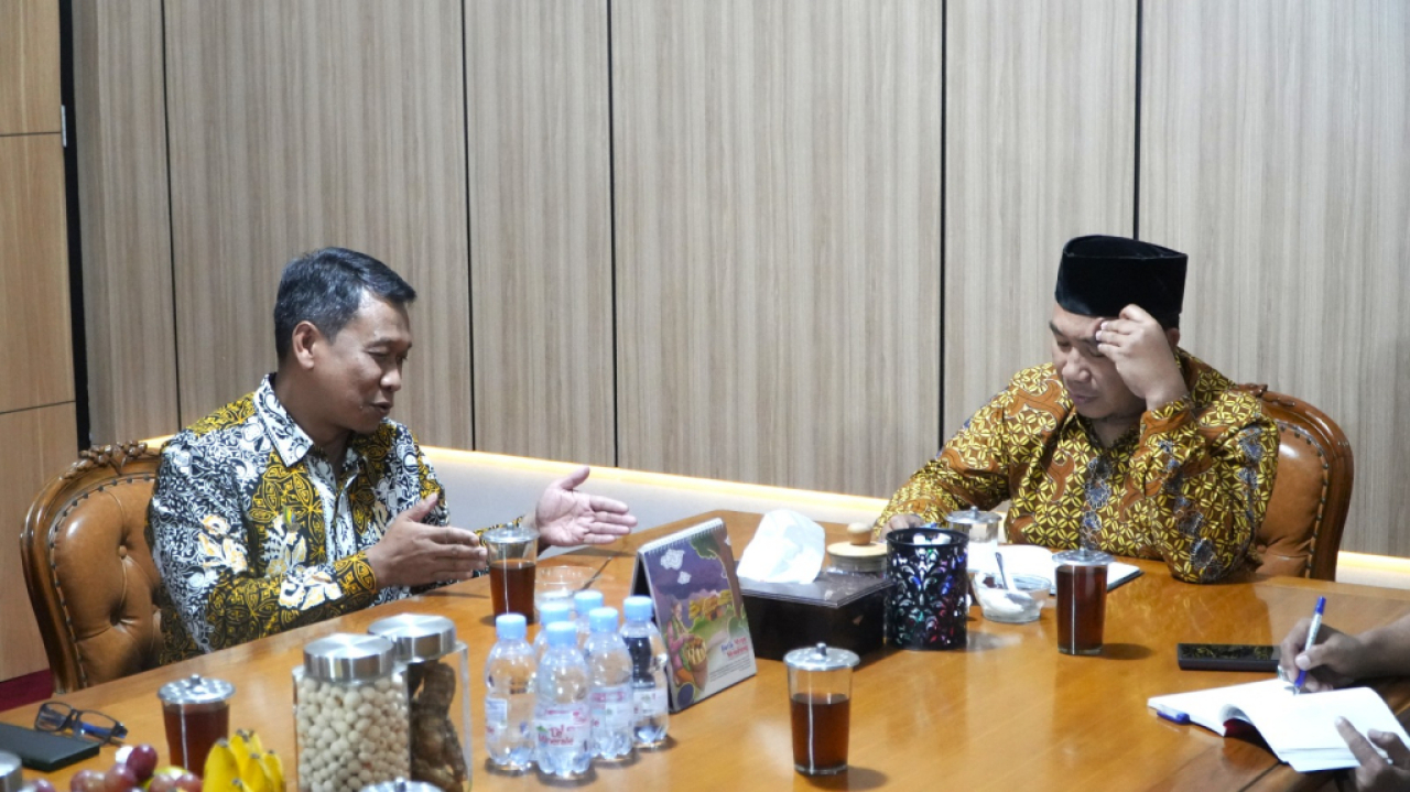 Direktur utama SGN dengan Bupati Sragen. Foto : SGN