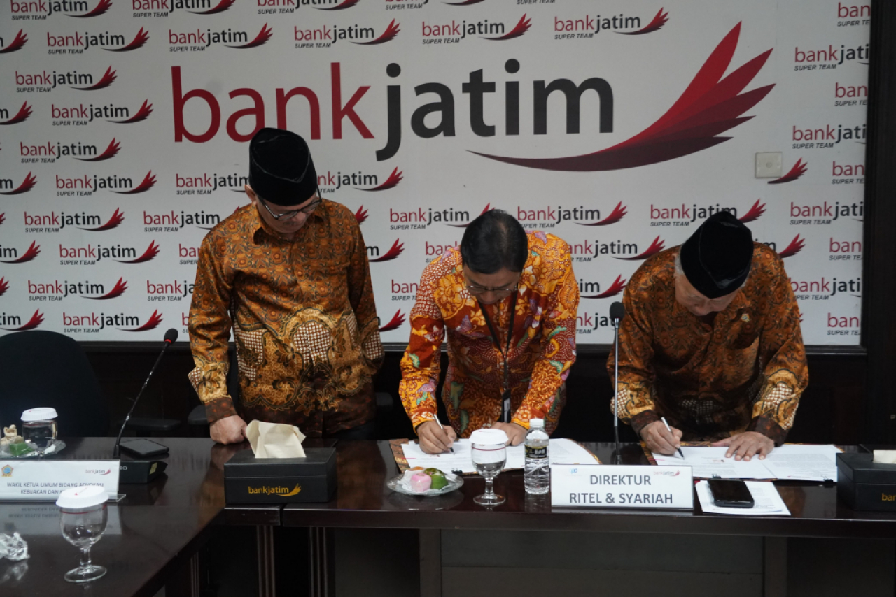 Penandatanganan kerja sama Bank Jatim dengan PWRI Jatim. Foto : Bank Jatim