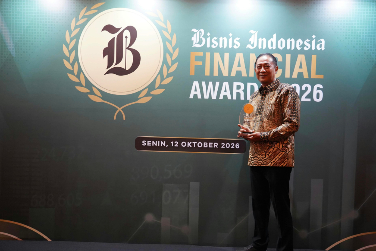 Bank Jatim terima penghargaan dari Bisnis Indonesia. Foto : Bank Jatim