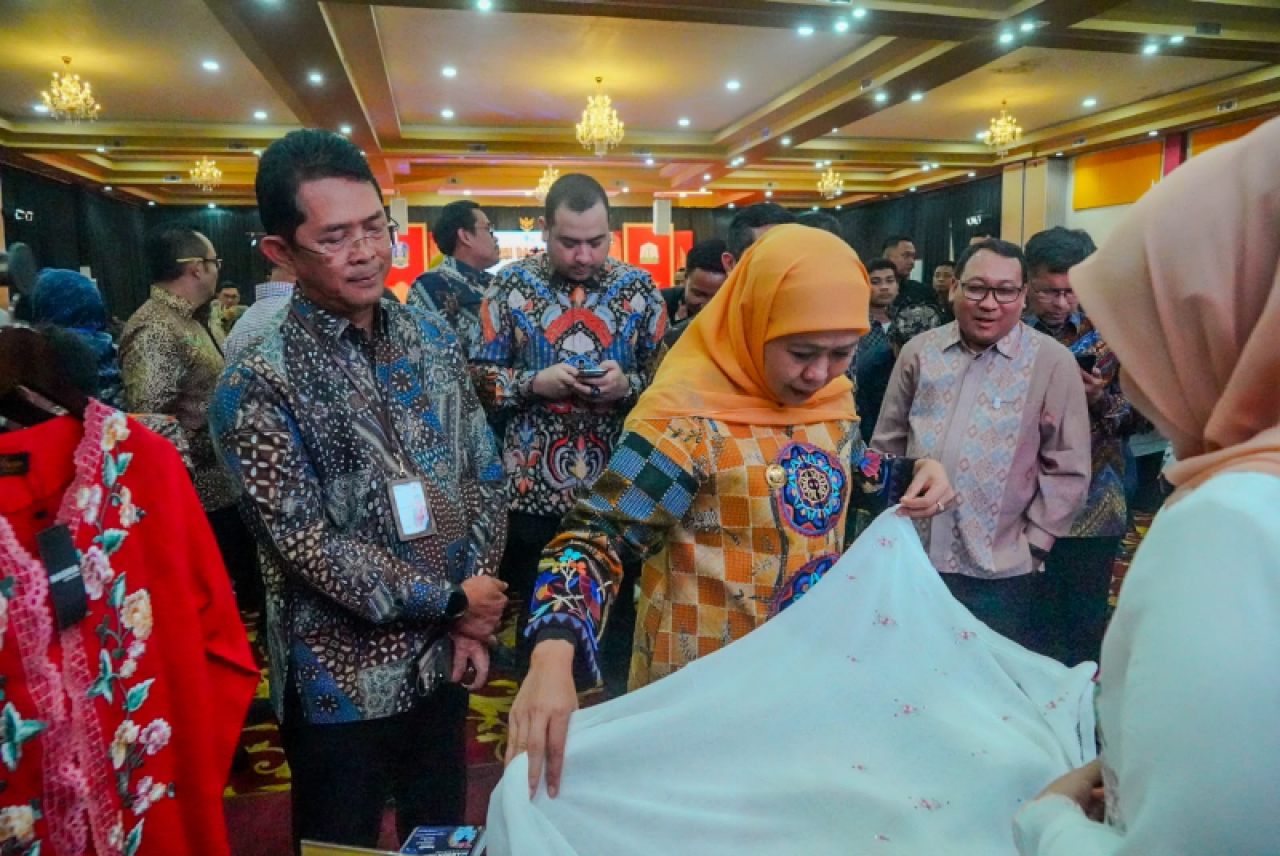 Gubernur Jatim Khofifah IP dan Dirut Bank Jatim Winardi Legowo dalam misi dagang dan investasi. Foto : Bank Jatim