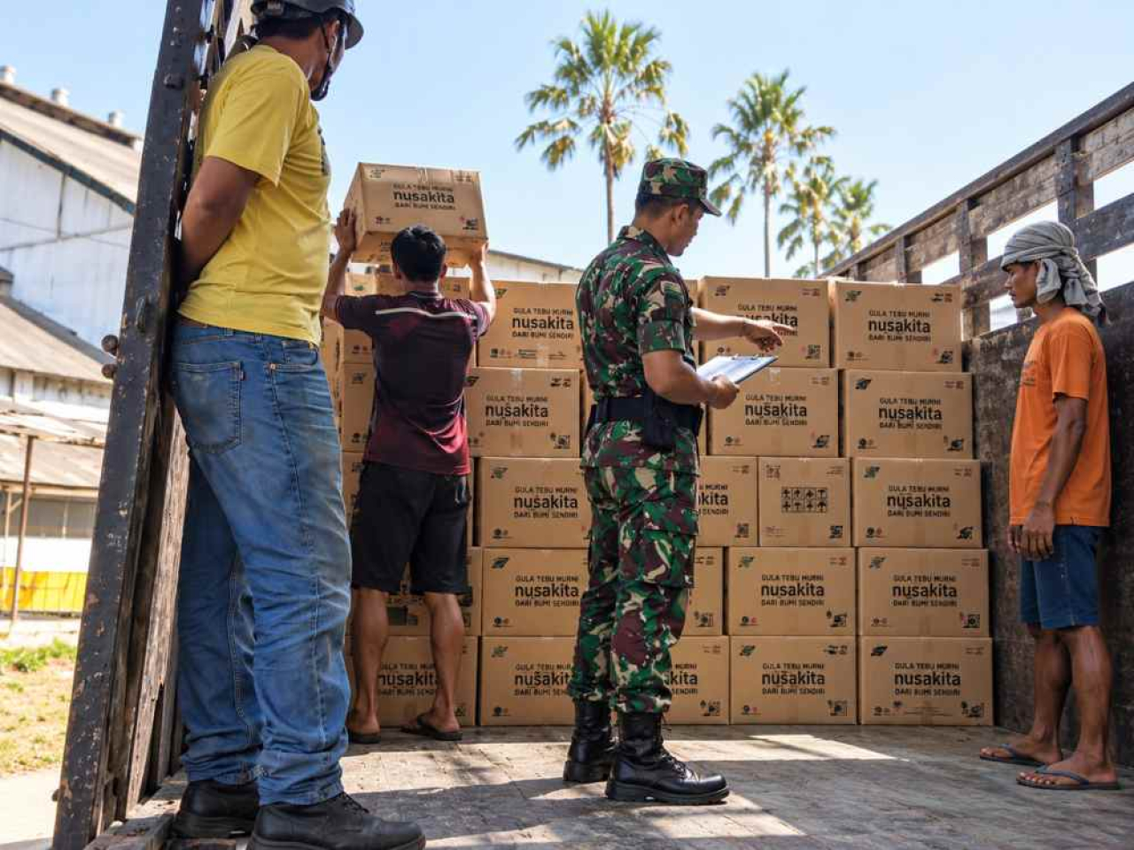 HUT ke-81 TNI, SGN Salurkan 16,5 Ton Gula Lewat Bakti Sosial & Pasar Murah