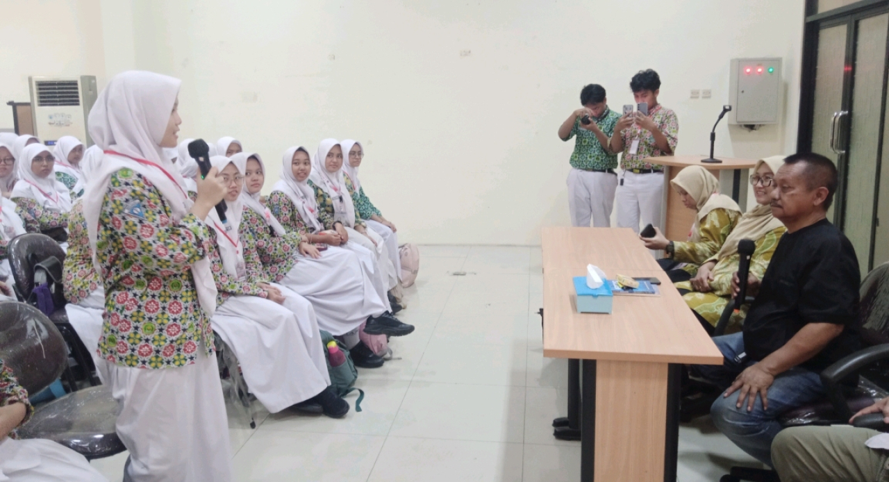Salah satu siswa El Manzil MAN Sidoarjo  mencari informasi terkait ilmu Jurnalistik serta peran wartawan sebenarnya pada ketua PWI Jawa Timur ( Foto : Jatimkini.com )