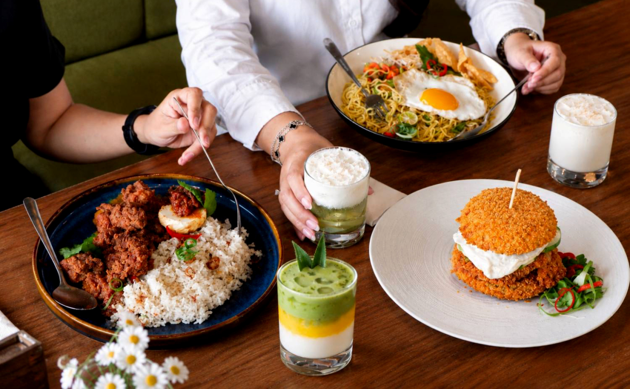 Burger dari nasi kuning menjadi andalan Dafam Pacific Caesar Surabaya  yang dikemas dalam A Taste of Home. (Foto: DPCS).