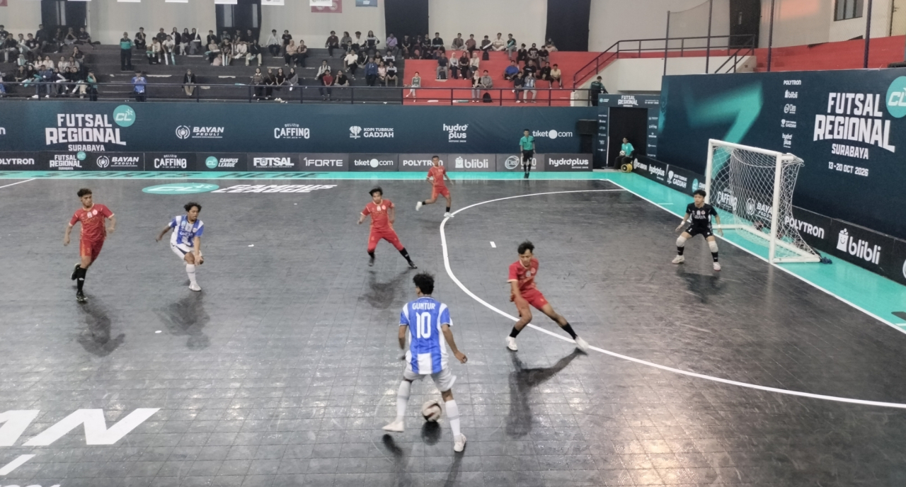 Pemain futsal UNESA berusaha menembus pertahanan UBAYA dalam pertandingan semifinal Campus League 2026 Futsal Regional Surabaya di GOR Pertamina ITS, Senin (19/10/2026).