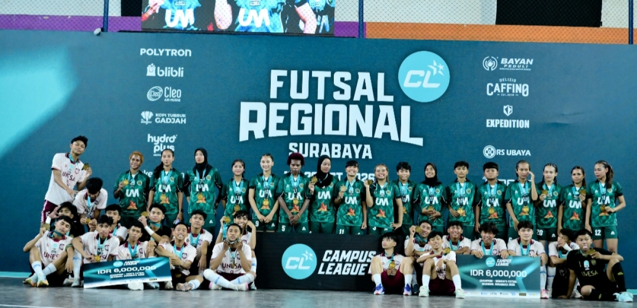 Tim futsal putra Universitas Negeri Surabaya (UNESA) dan tim putri Universitas Negeri Malang (UM) berfoto bersama usai meraih prestasi di Campus League 2026 Futsal Regional Surabaya.