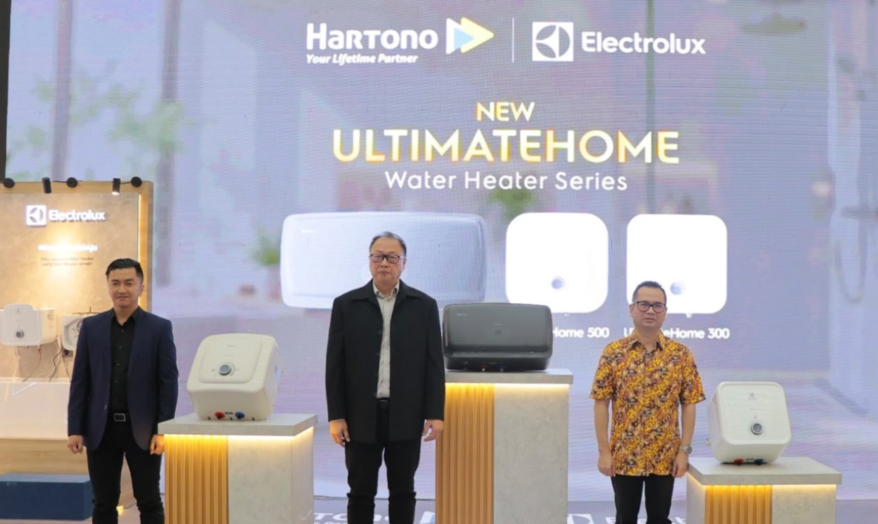 President Director Electrolux Indonesia, Iffan Suryanto (tengah) resmi luncurkan Electrolux Ultimate Home Series di Surabaya melalui Hartono Pesta Diskon (HPD), Rabu (28/10/2026).