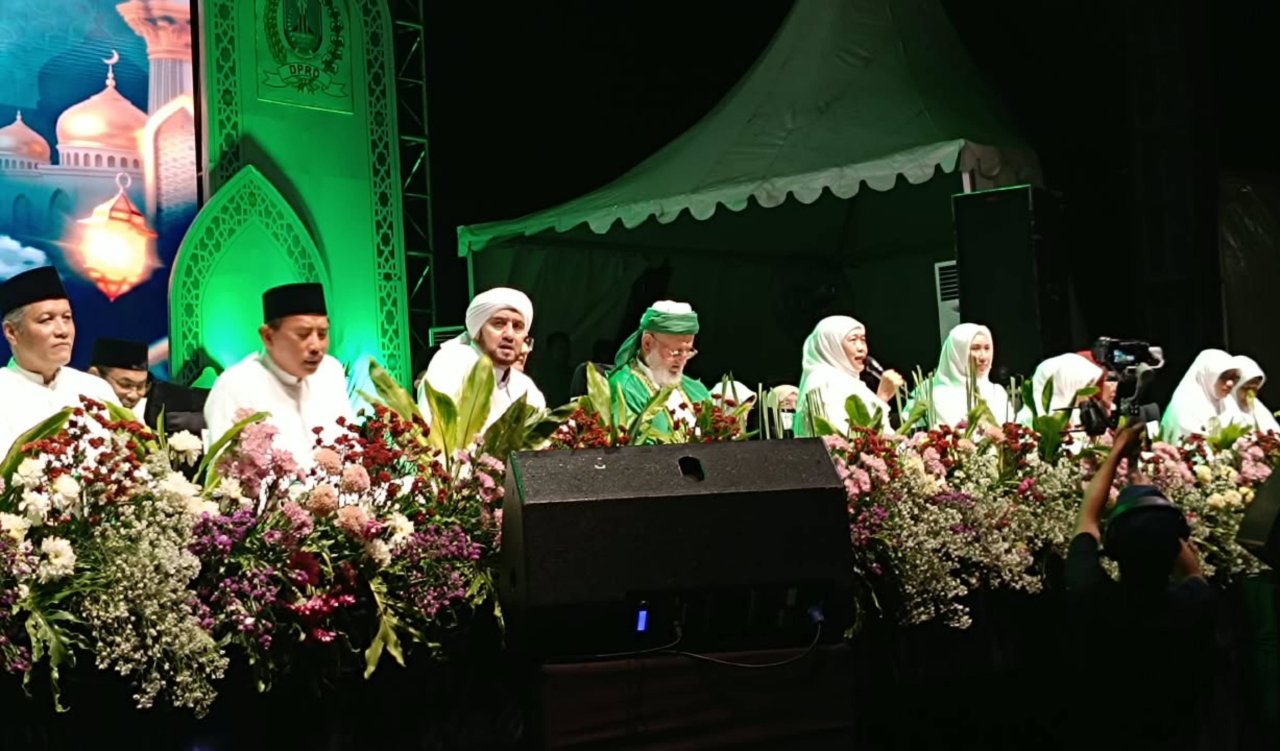 Habib Syech (sorban putih) memimpin langsung Jawa Timur Bersholawat di depan gedung DPRD Jatim, Rabu, 7 Oktober 2026 malam. (Foto: Baehaqi Almutoif/jatimkini)