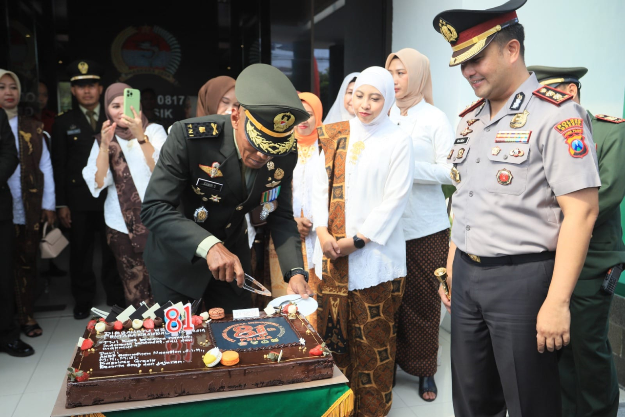 Kapolres Gresik AKBP Ramadhan Nasution saat hadir di Kodim Gresik untuk menyampaikan HUT TNI ke 81. (;Foto :; Istimewa )