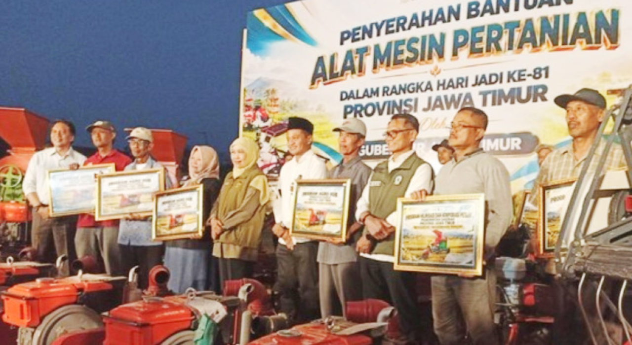 Gubernur Jawa Timur Khofifah Indar Parawansa menyerahkan bantuan alat dan mesin pertanian (alsintan) kepada sejumlah kelompok tani (poktan) di Kabupaten Blitar, Senin (5/10/2026).