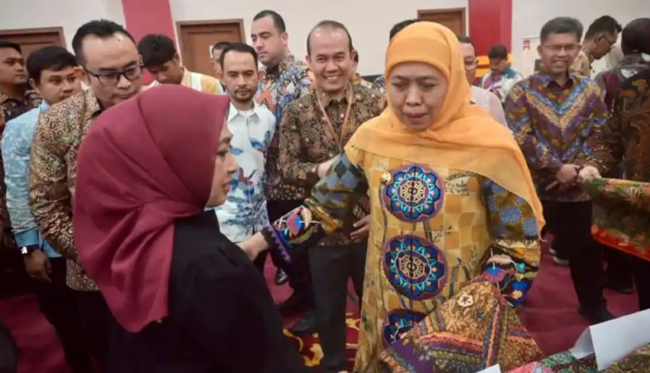Gubernur Jatim Khofifah didampingi Direktur Utama Bank UMKM Jatim, Irwan Eka Wijaya Arsyad saat meninjau stand UMKM Batik di Misi Dagang Jatim-Aceh, Senin (19/10/2026).