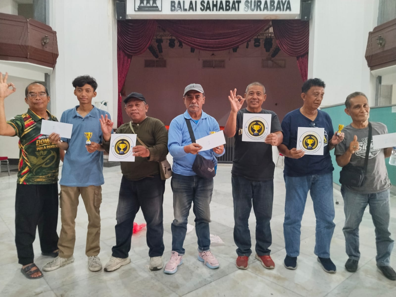 Judes sabet juara Umum. Juara 1 dan 2 kategori Duplicate domino ( Foto : Soemadji / Jatimkini.com )