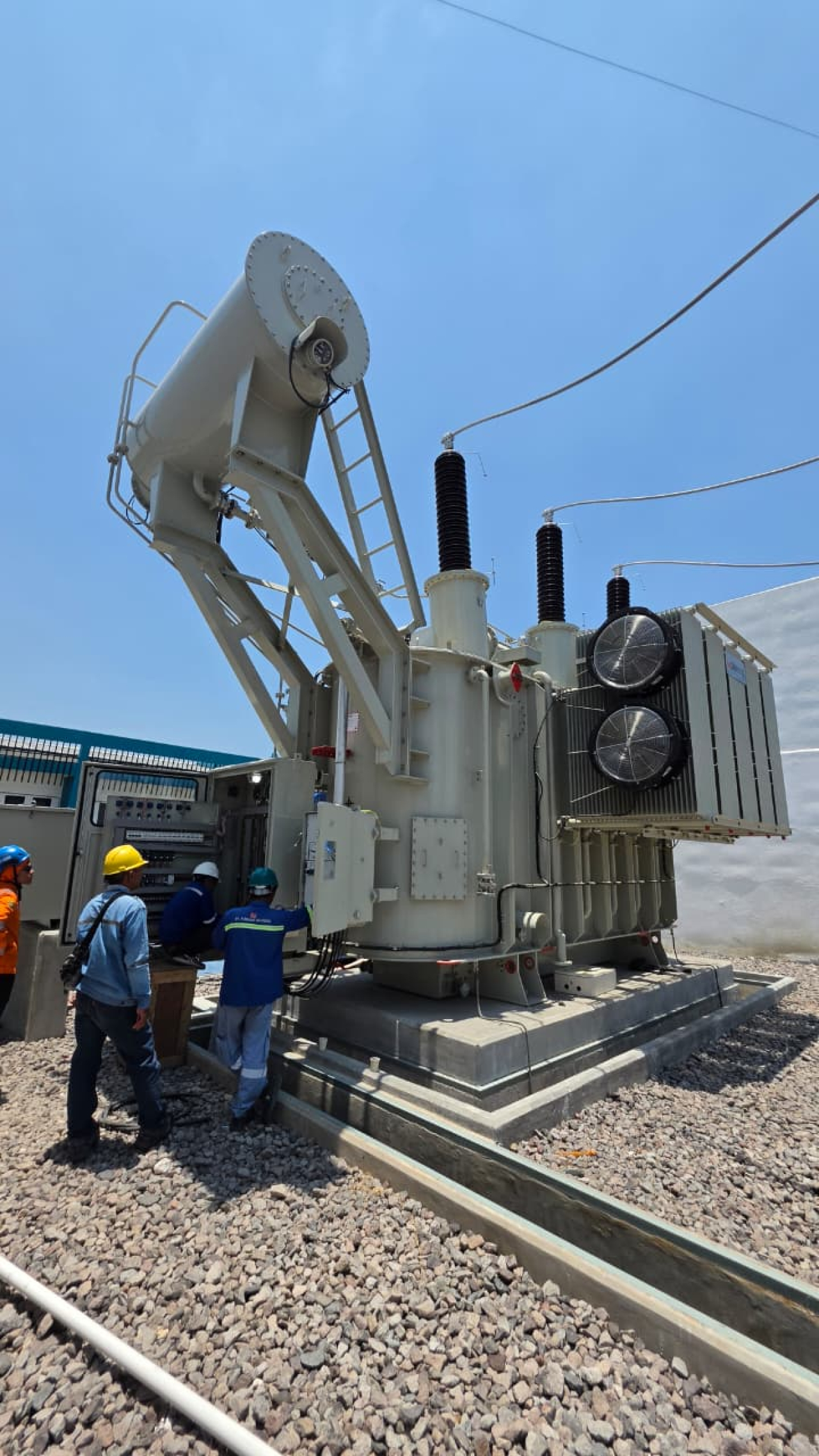 PLN berhasil melakukan energize Extension Bay Trafo No. 2 di Gardu Induk (GI) 150 kV Bungah/JIIPE pada Senin (19/10/2026).