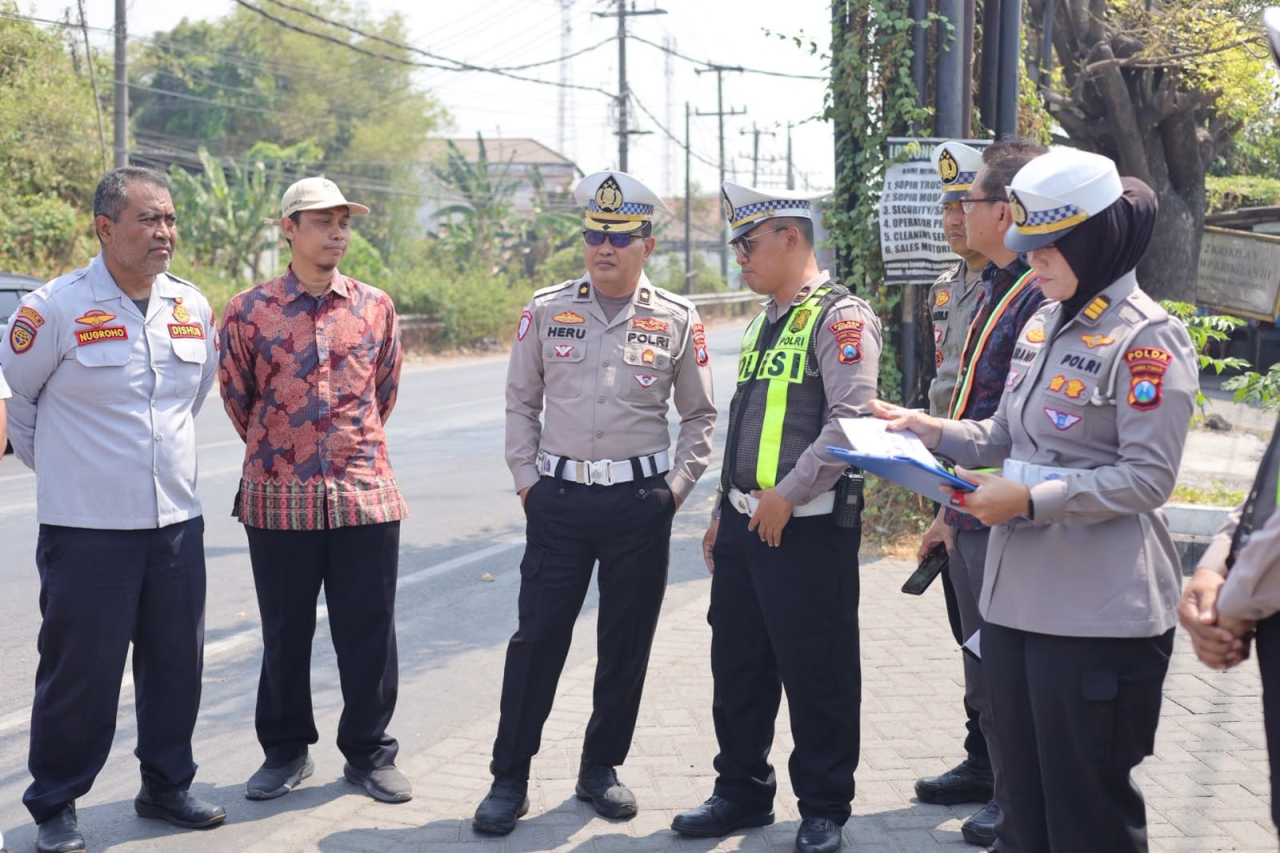 Satlantas Polres Gresik bersama Tim Audit dan Inspeksi Subdit Kamsel Ditlantas Polda Jawa Timur saat meninjau langsung jalan Raya Krikilan yang dianggap rawan kecelakaan ( Foto : Istimewa )