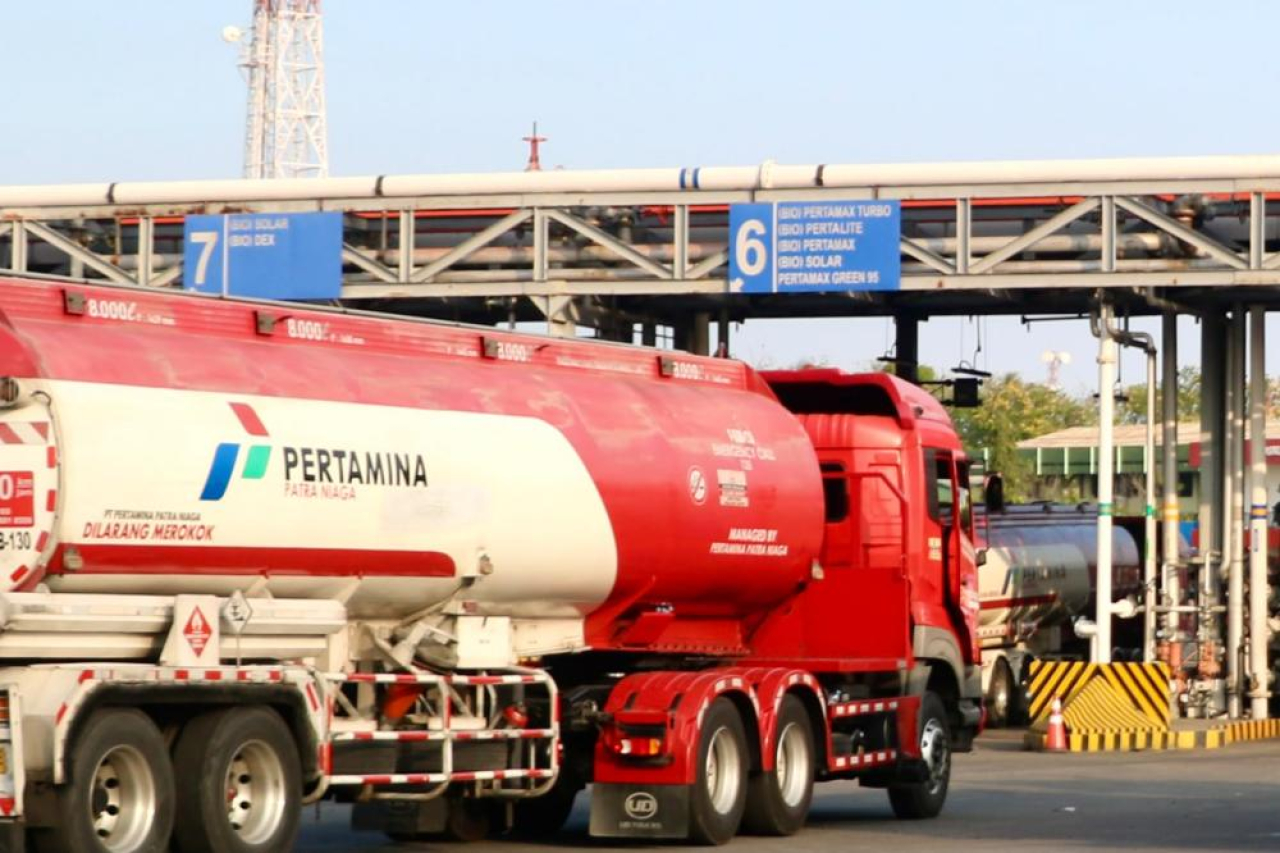 Truk tangki BBM dalam proses pengisian. Foto : Pertamina