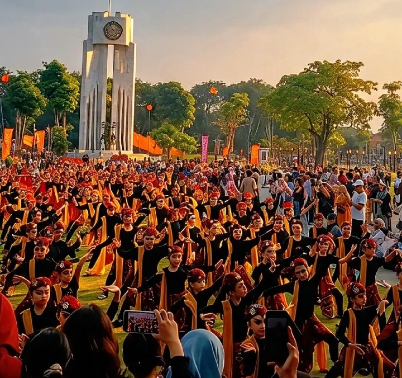 Tari Remo massal gaya Munali Fatah di alun-alun Sidoarjo, Sabtu kemarin ( Foto : Rokimdakas / Jatimkini.com )