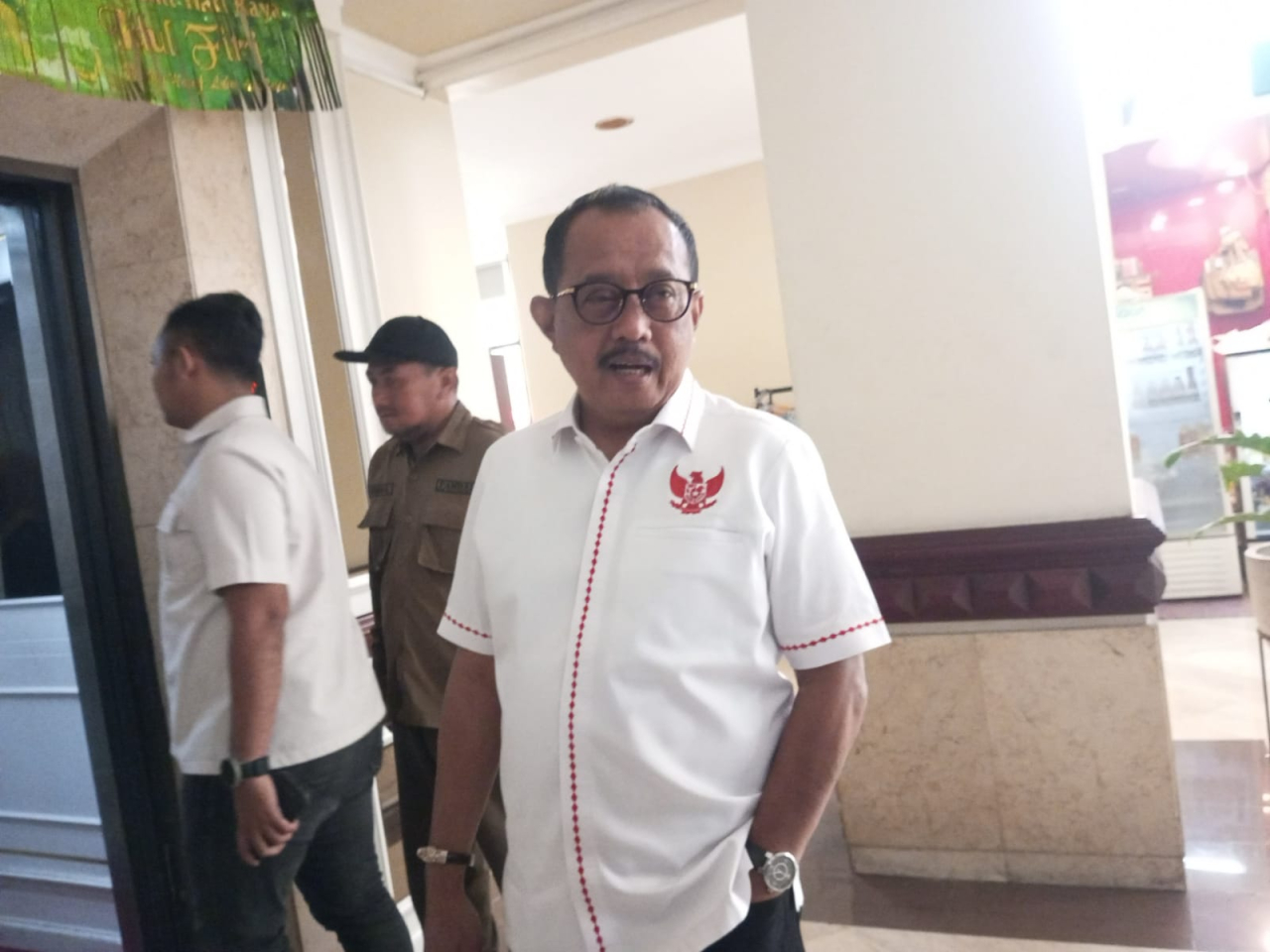 Ketua DPC PDI Perjuangan Kota Surabaya Armudji menanggapi  dinamika politik menyabut tahun 2029 ( Foto : Soemadji / Jatimkini.com )