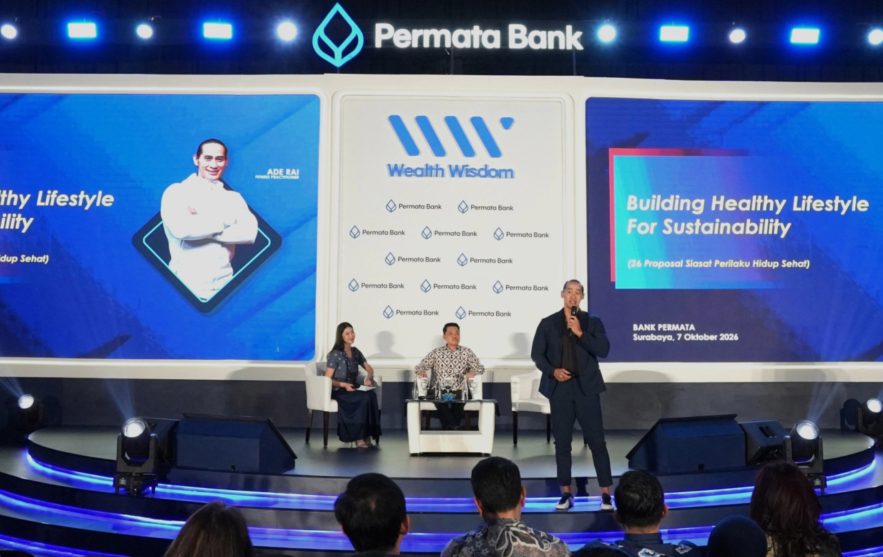 Dr. dr. Jajang Sinardja, Sp.JP(K), Consultant Cardiologist & Interventional Cardiologist (kiri) dan Ade Rai, Professional Natural Bodybuilder pada (kanan) pada Sesi “Healthy Body, Resilient Mind”.