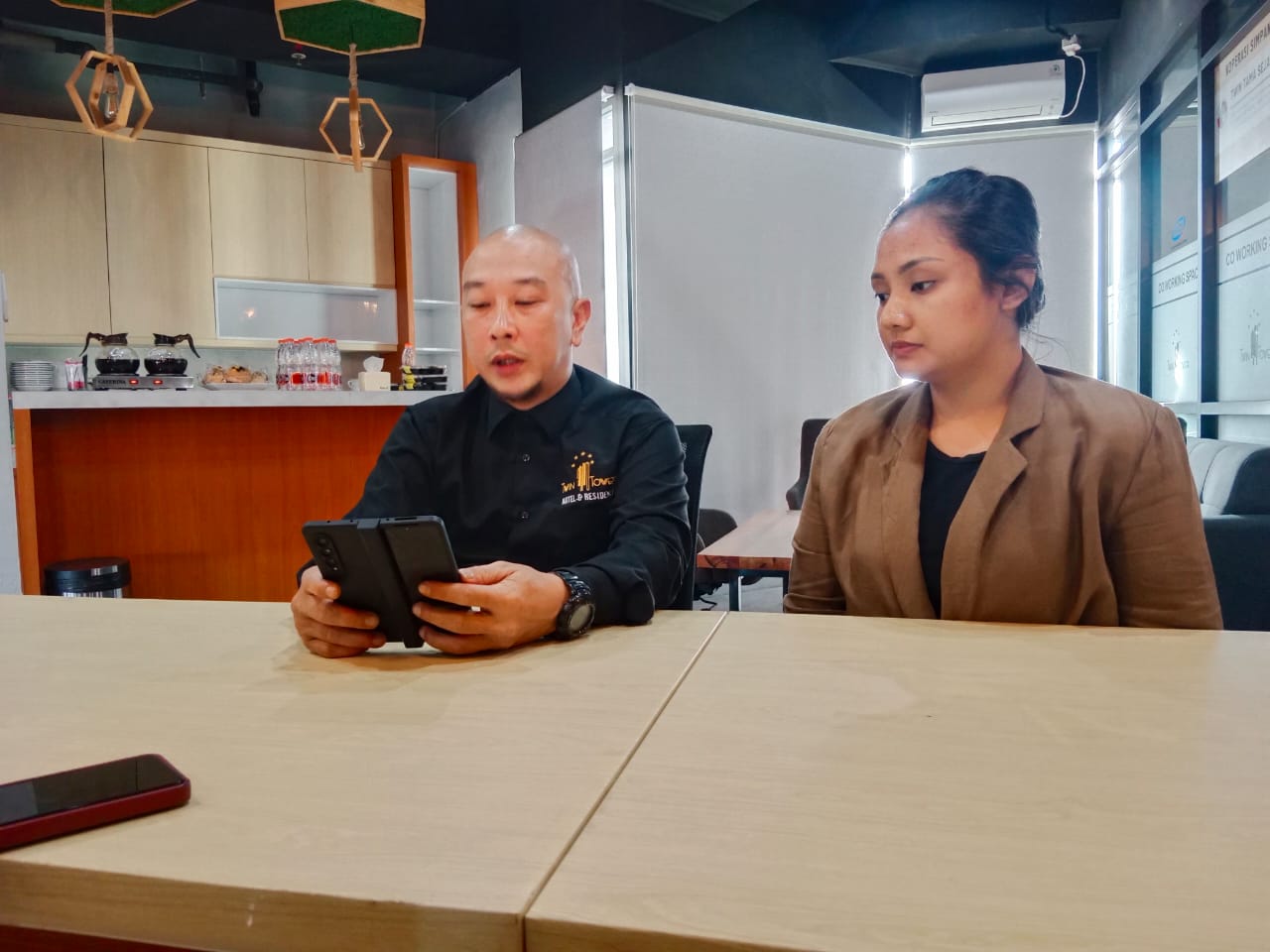 Manager Hotel Twin Tower, Harry Yauwhannes melakukan klarifikasi terkait  pemberitaan ( Foto : Twin Hotel for Jatimkin.com )