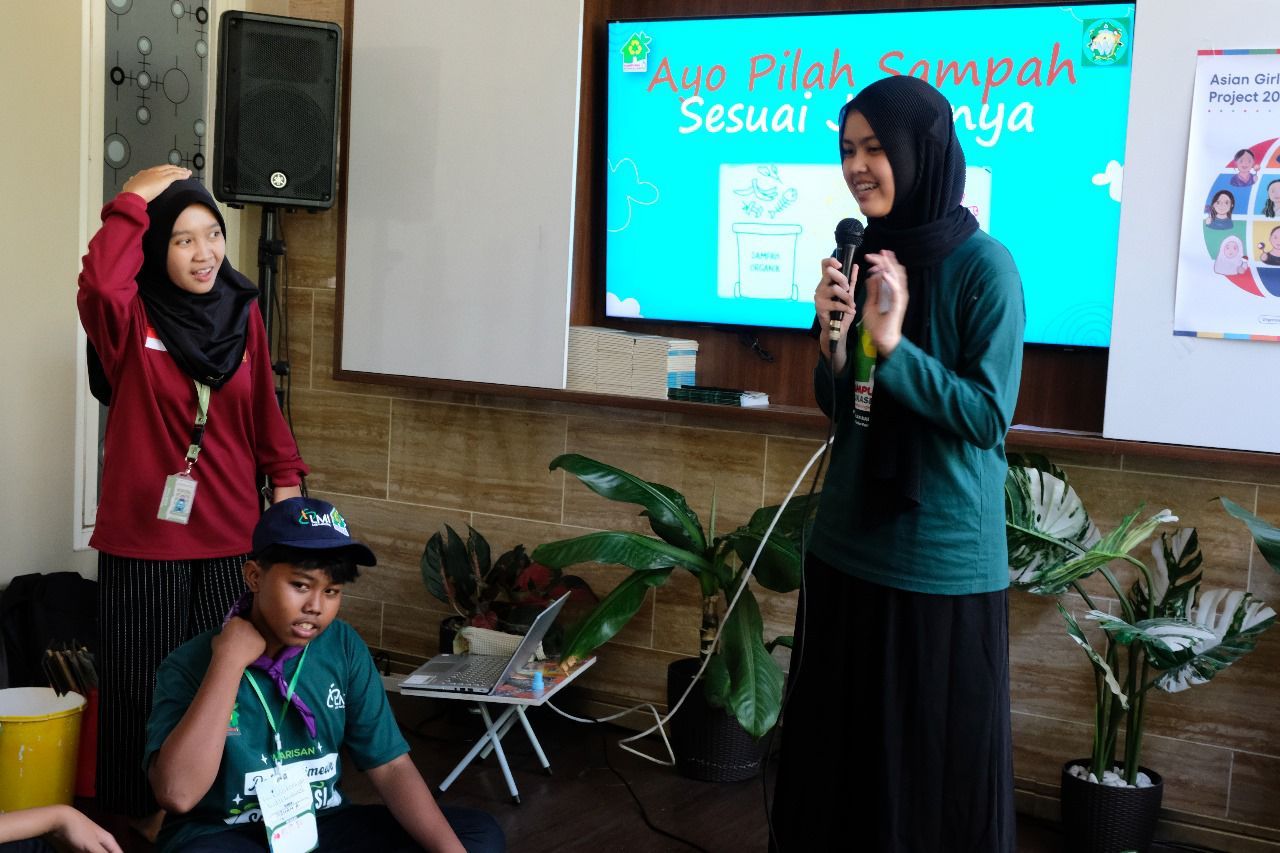 Chika saat memberi edukasi soal sampah pada anak yatim ( Foto : Dok. Jatimkini.com)