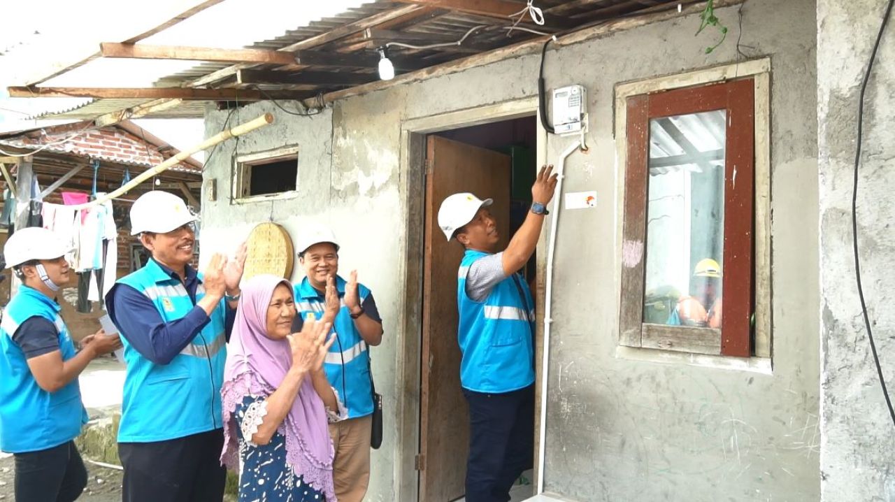 Penyalaan secara simbolis di rumah pelanggan dihadiri oleh Senior Specialist Penjualan dan Pelayanan Pelanggan Retail PT PLN (Persero) Priyo Wurianto ( Foto : PLN for Jatimkini.com )