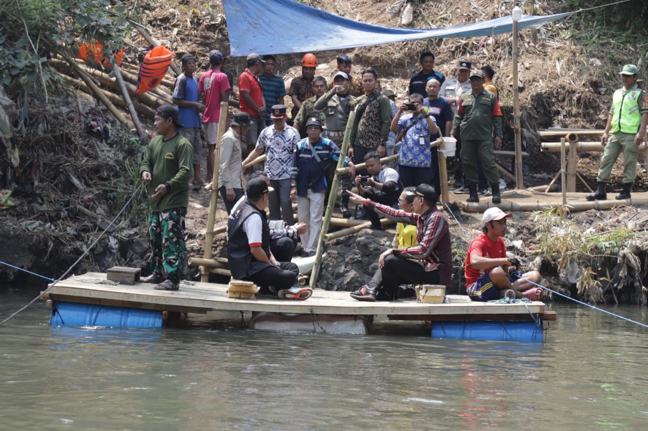 Mengecek pembangunan Jembatan Lembayung.