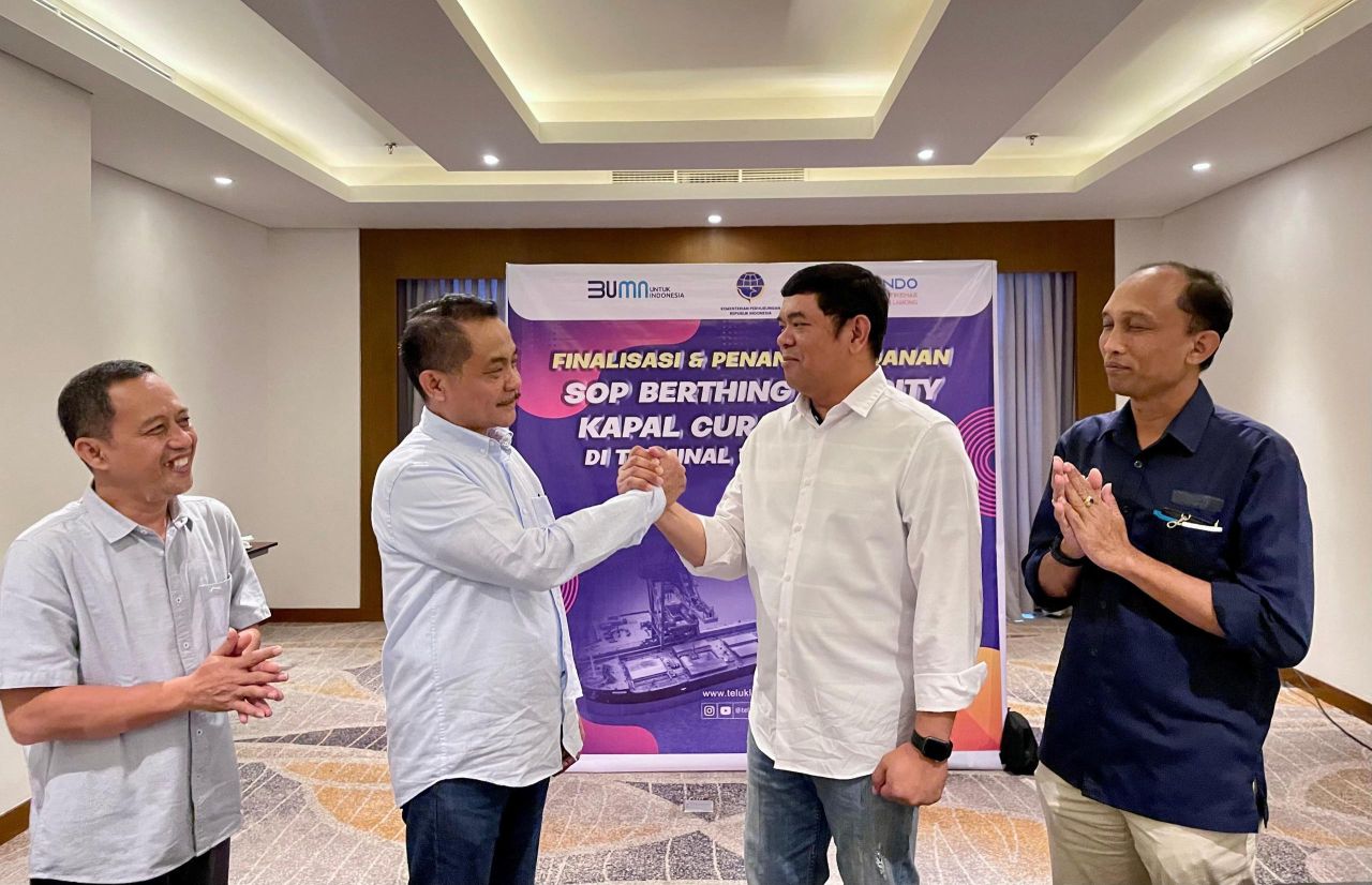 Dirut TTL, David Pandopatan Sirait (dua dari kanan) berjabat tangan dengan Kepala KSOP Agustinus Maun usai penandatanganan berthing priority. (Foto: TTL for jatimkini.com)