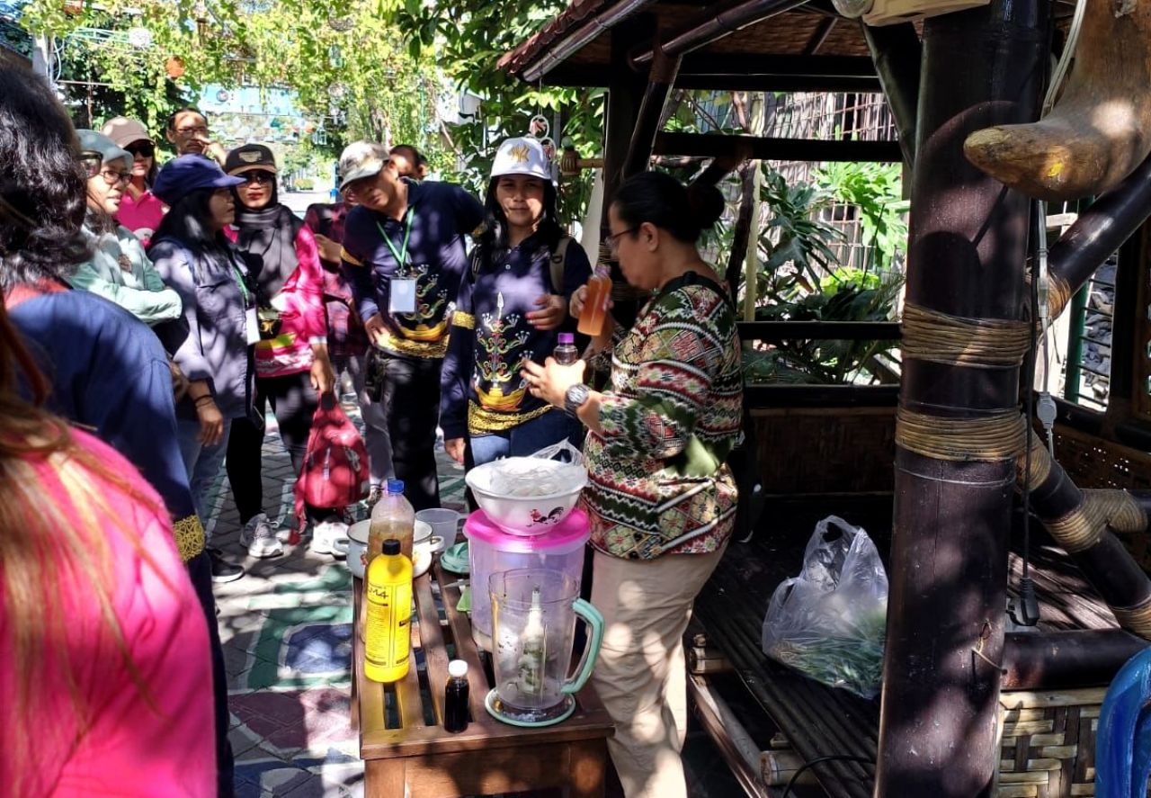 Rombongan DLH Kabupaten Katingan Kalteng mengikuti praktik mengolah sampah di Kampung Edukasi Sampah. (Foto-foto: KES for jatimkini.com)