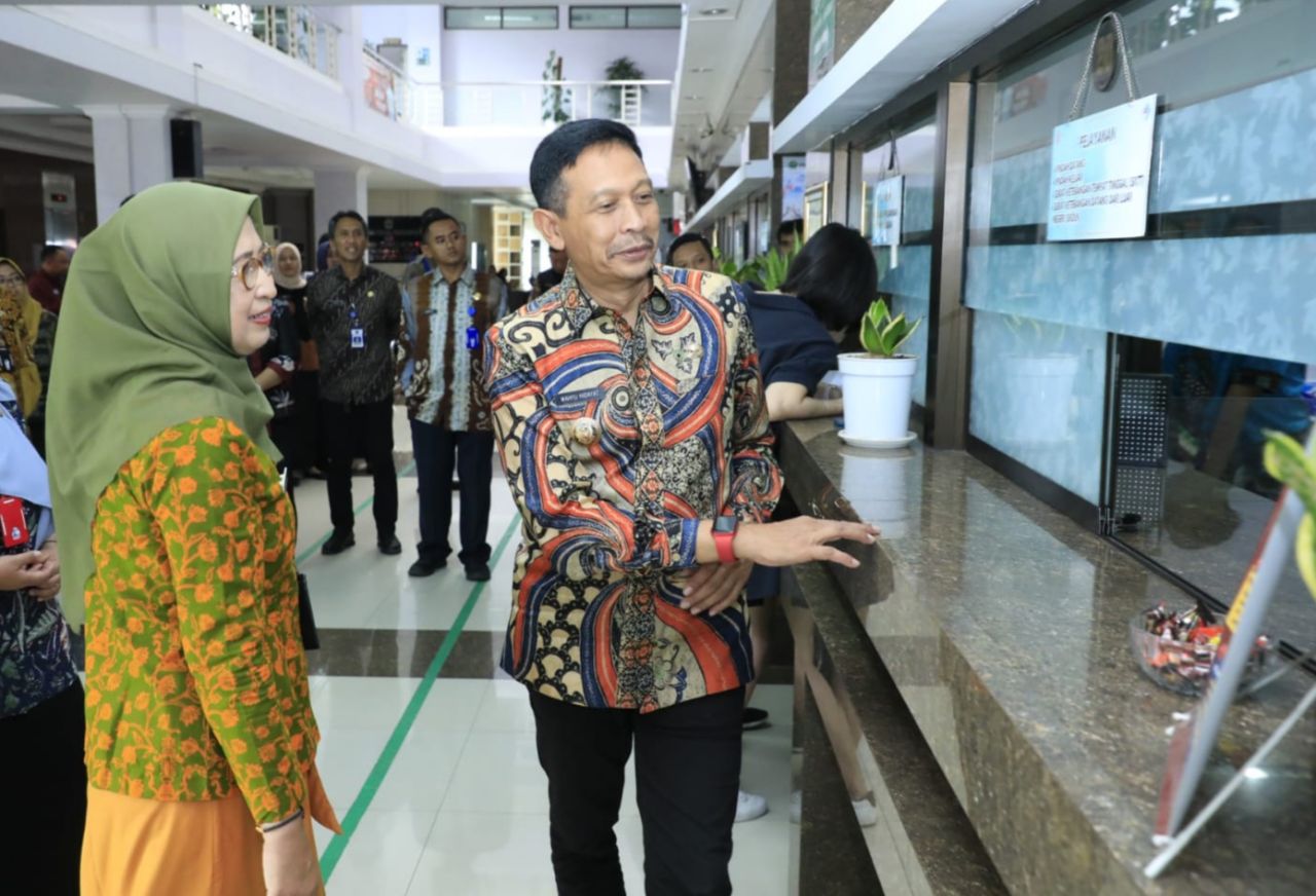 Penjabat Wali Kota Malang Wahyu Hidayat saat mengunjungi sejumlah kantor pelayanan publik dalam sepekan terakhir. Foto-foto : Dok. Bagian Protokol dan Komunikasi Pimpinan
