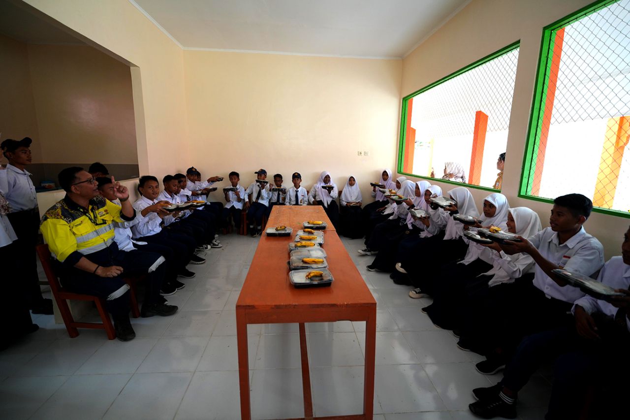 Pani Gold Project mendukung program pemerintah memberi makan siang bergizi di sekitar site, Kabupaten Pohuwato, Gorontalo. (Foto: MDKA for jatimkini.com)