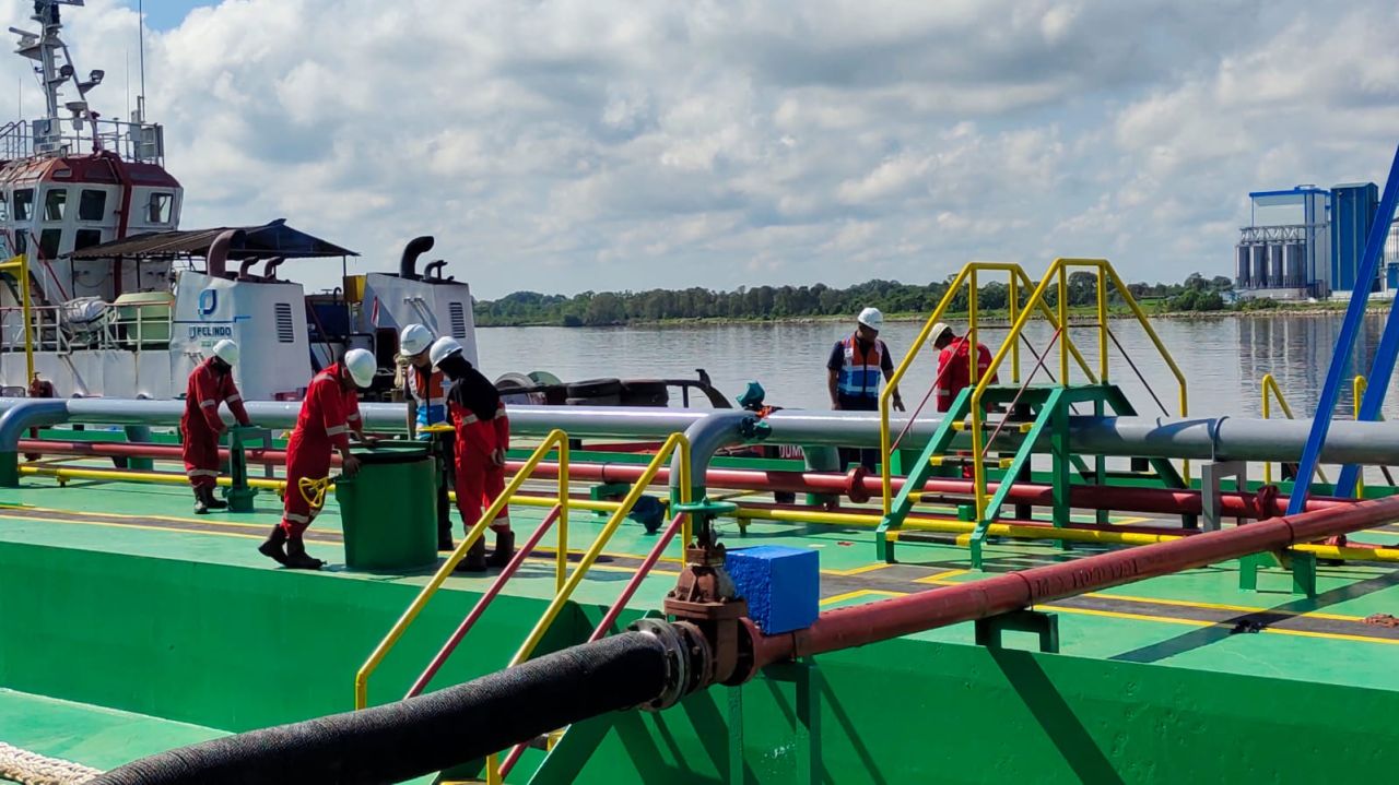Anak perusahaan PT Pelindo PT Pelindo Marine Service atau Pelindo Marines kembangkan pelayanan pengangkutan bioenergi Fatty Acid Methylesther/Ester metil asam lemak ( FAME) untuk digunakan bahan bakar ramah lingkungan ( Foto : Dok, Pelindo Marines )