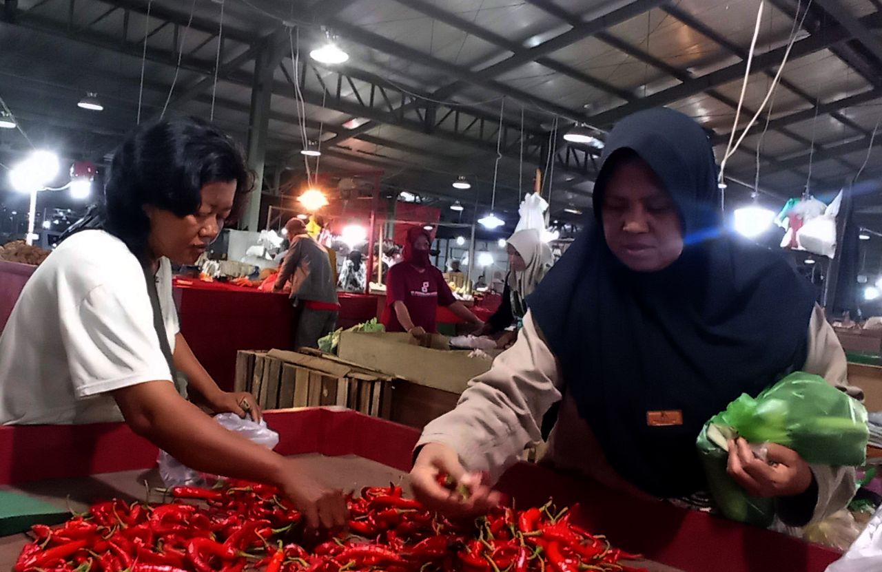 Interaksi penjual dan pembeli cabai di Pasar Induk Sidotopo. Deflasi dalam lima bulan disebabkan turunnya daya beli masyarakat. (Foto: Rochman Arief/jatimkini.com)