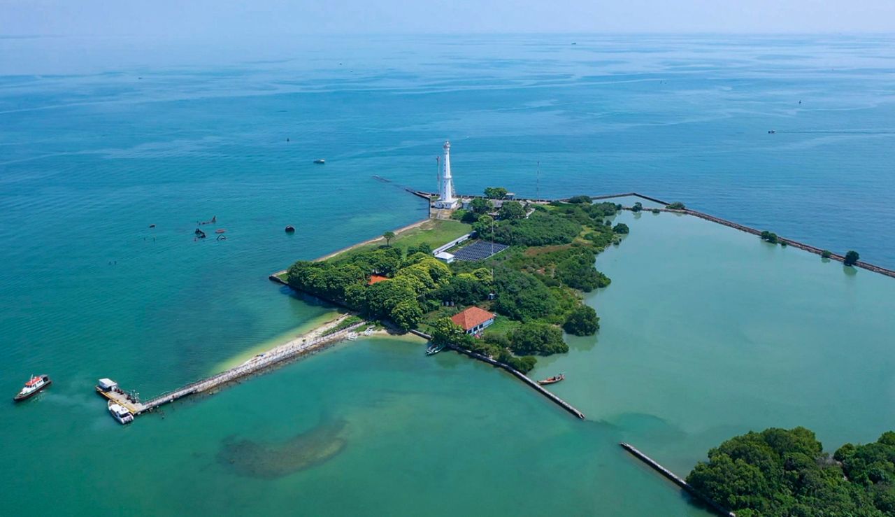 Pulau Karangjamuan menjadi gerbang keselamatan navigasi Pelabuhan Tanjung Perak. (Foto: Pelindo Marines for Jatimkini.com)
