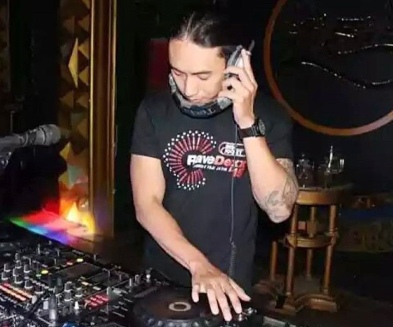Aksi DJ Fredy saat perfomance di salah satu club di Surabaya ( Foto : Dok. Pribadi for Jatimkini.com )