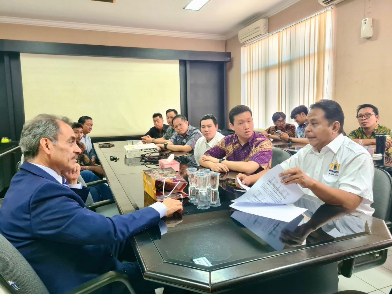 Duta Besar Republik Guatemala untuk Indonesia, Maynor Jacobo Cuyun Salguero saat melakukan kunjungan ke Kadin Jatim untuk membahas kerjasama perdagangan antar negara (Foto: Kadin Jatim for Jatimkini.com)