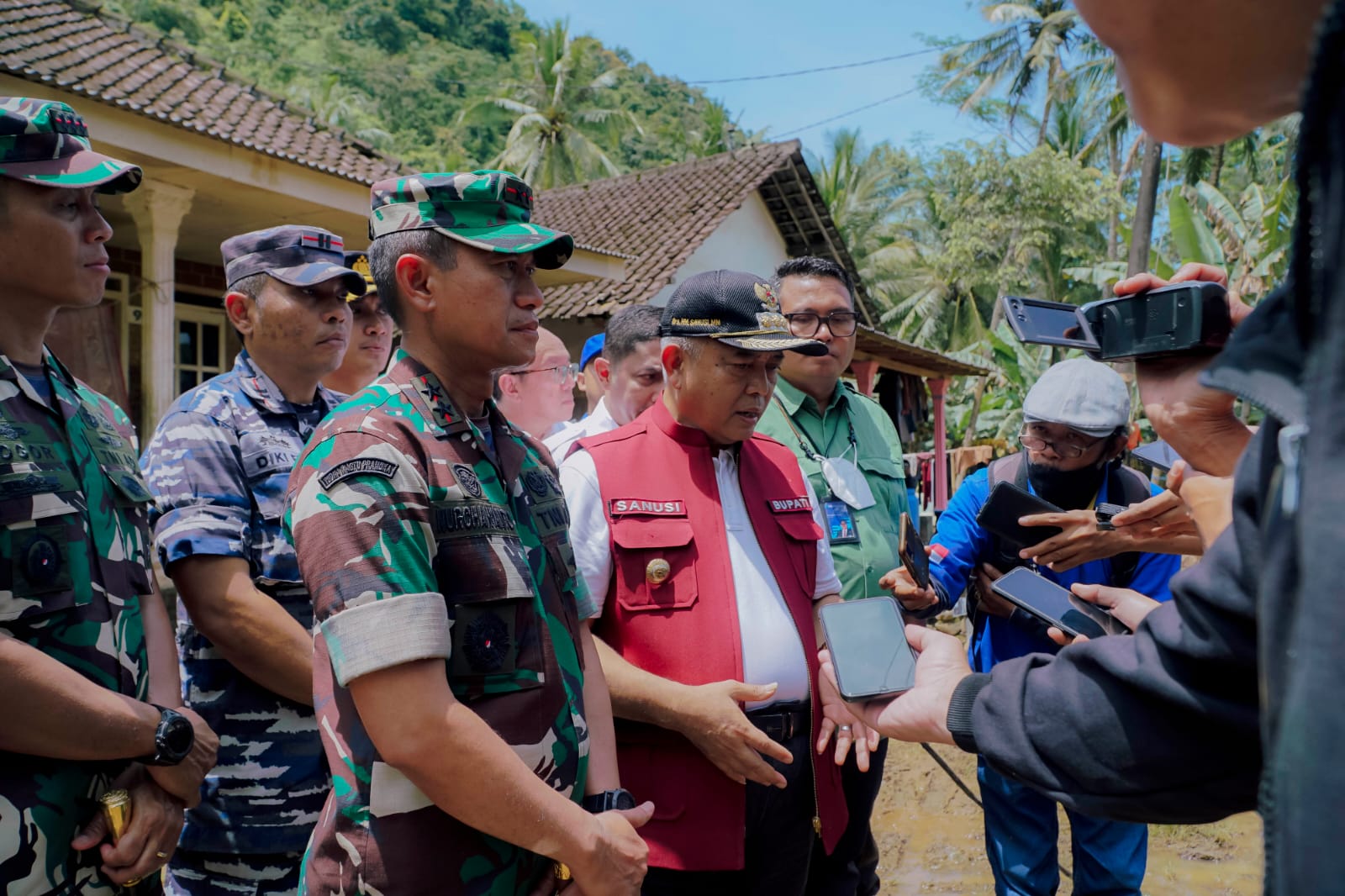 Satgas Bencana BUMN Jawa Timur Gandeng TNI Beri Bantaun Korban Banjir Bandang di Malang
